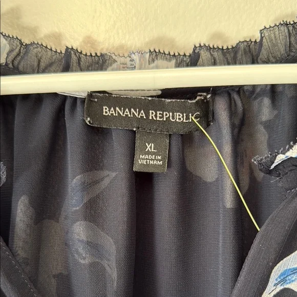 Banana Republic Navy Floral Top with Flutter Sleeves size XL VGUC - Picture 2 of 4